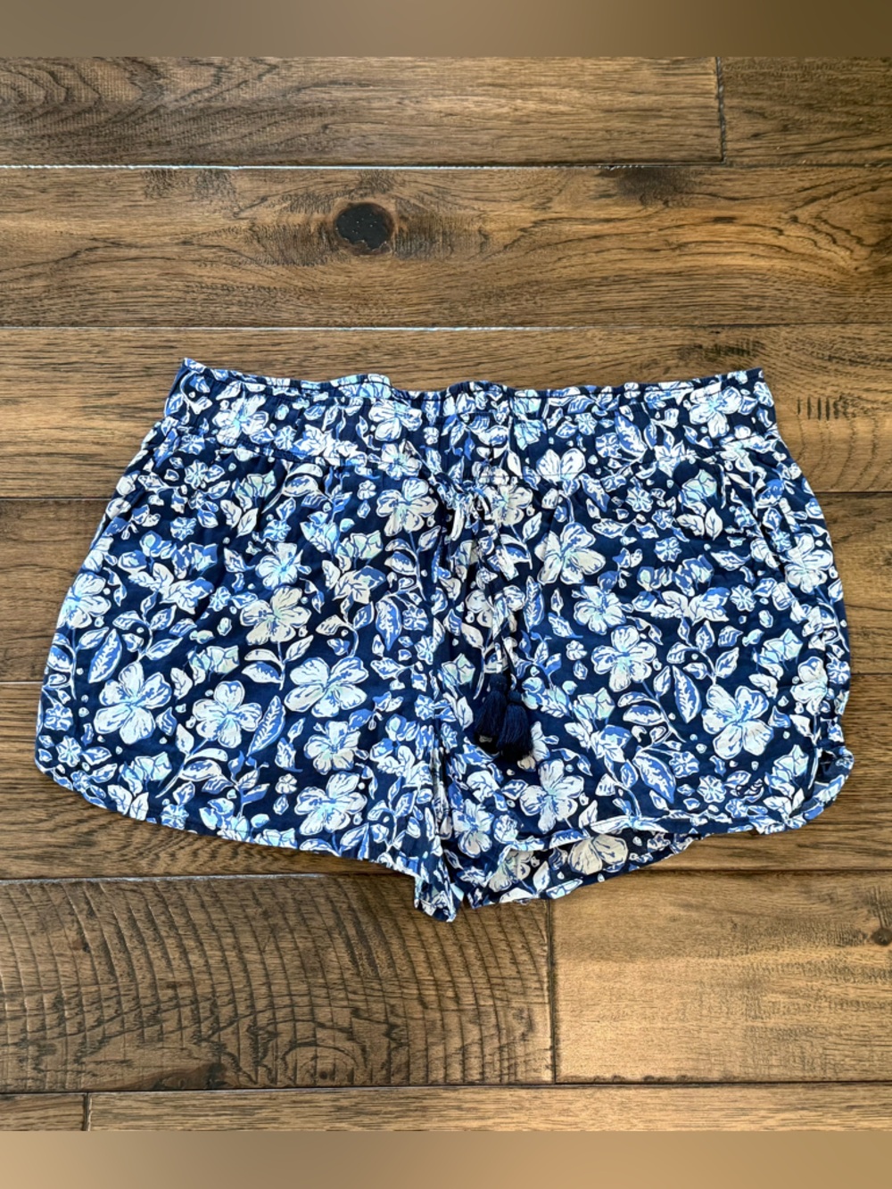 Vineyard Vines Women’s Navy and White Floral Shorts, M